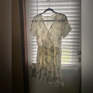 Spring woman’s dress. Floral print. Size medium.